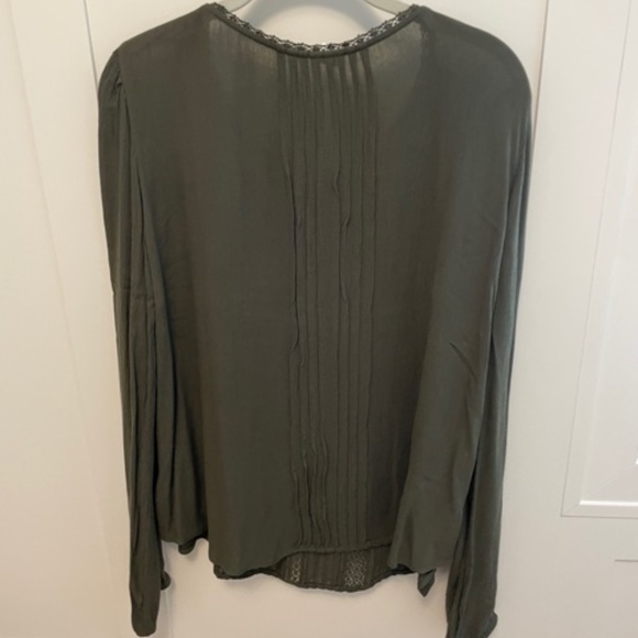 Women's Gap Green Flowy Long Sleeve Lace Detail Sz L Blouse Excellent condition - Picture 4 of 8